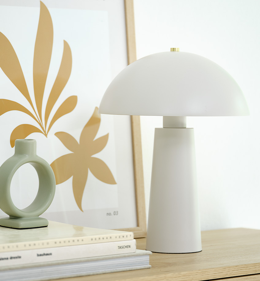 Elegant hvid bordlampe med detalje i messing 