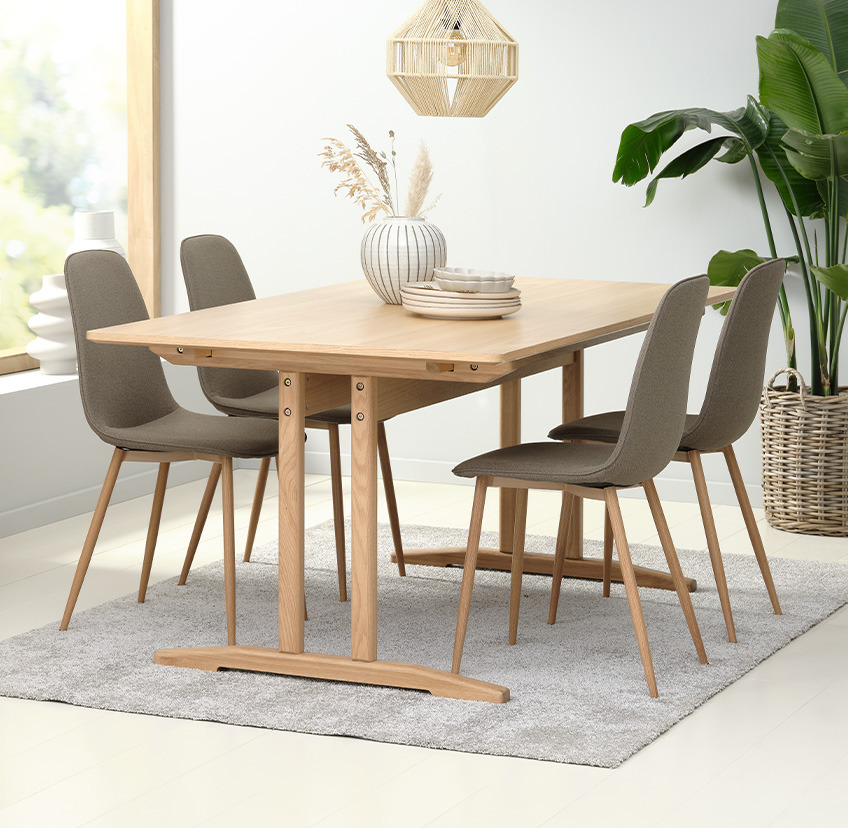 Olivengrønne spisebordsstole og spisebord i spisestue 