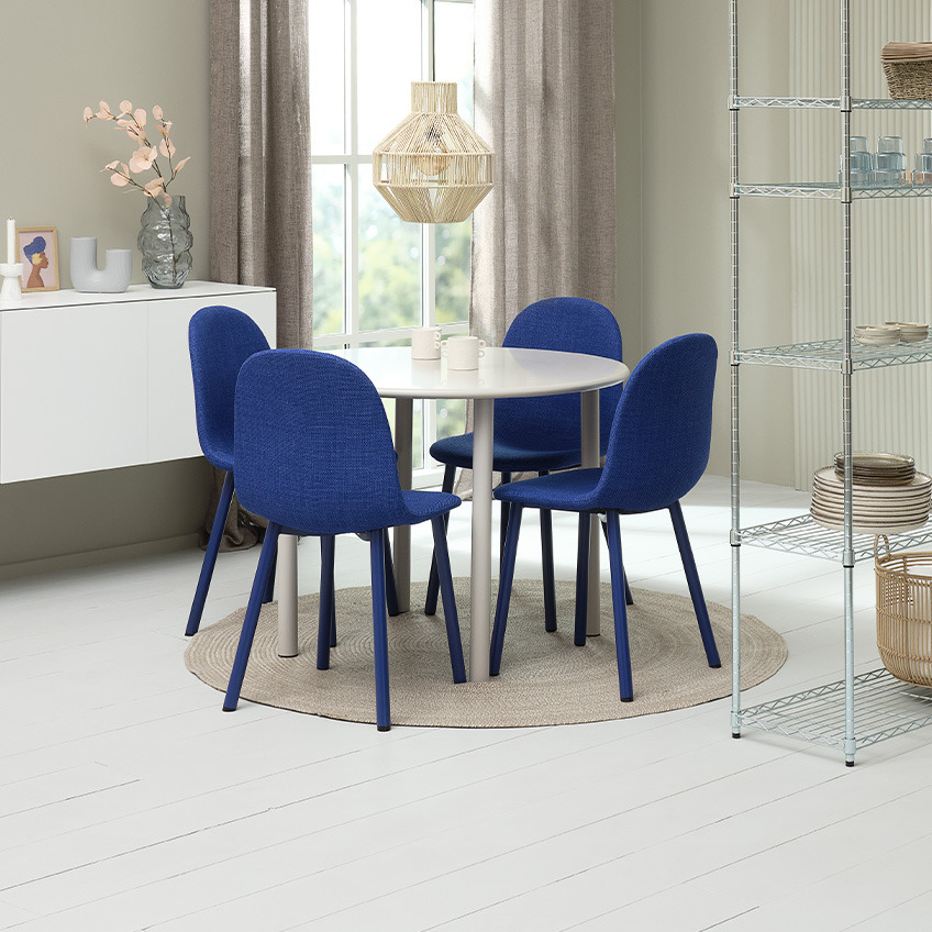 Blå spisebordsstole og rundt spisebord  