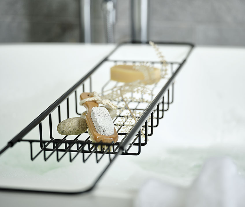 Bakke til badekar i sort metal ovenpå badekar 