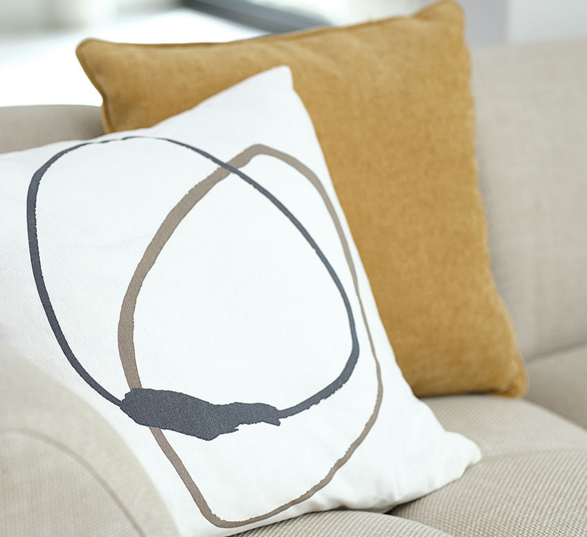 Gul HORNFIOL pude og POPPEL pude med mønster Farverige puder i en beige sofa