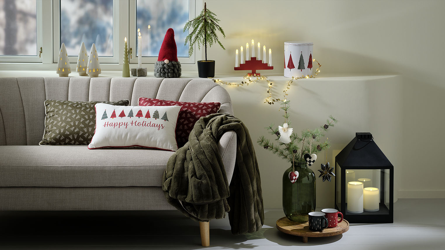 Den nye Nordic Mood-julekollektion inviterer julestemningen ind i hjemmet Hyggelig stue, hvor der er pyntet op til jul med julepynt og julenisser