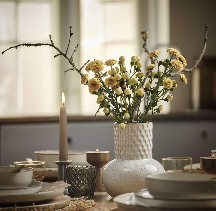 Stentøjsvase med gule blomster 