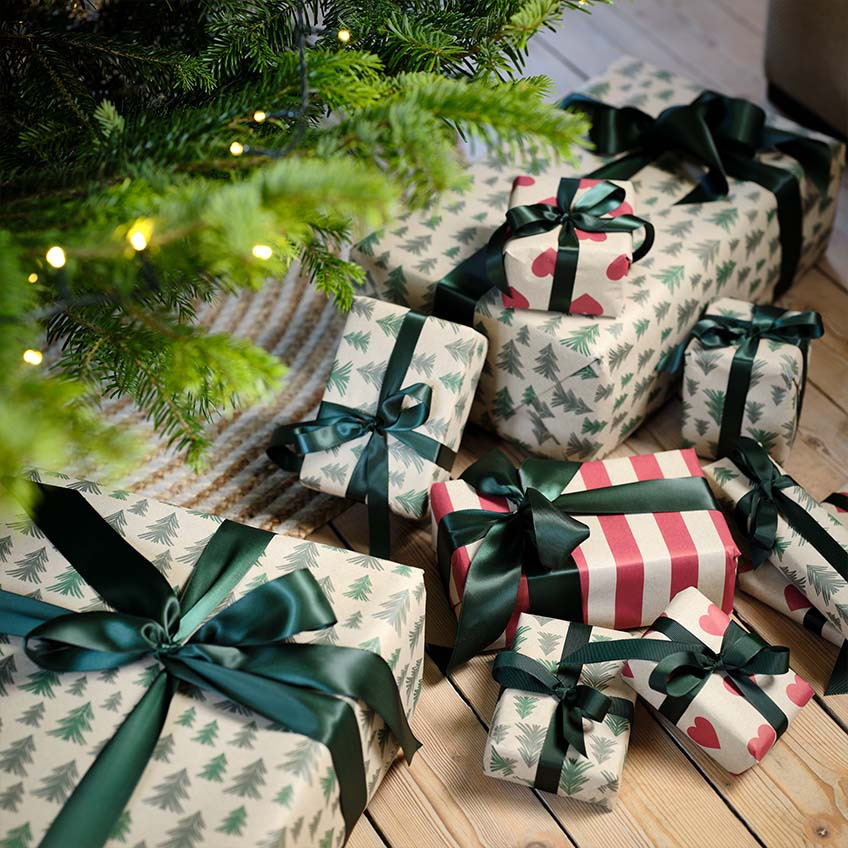 Julegaver pakket ind i gavepapir af genanvendt papir