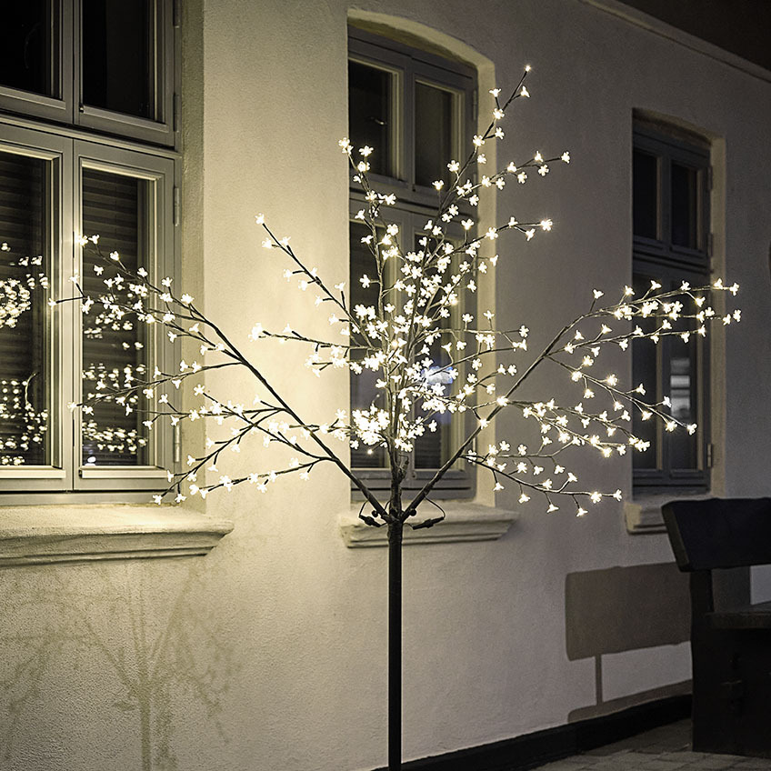 Stort LED lystræ udenfor hus