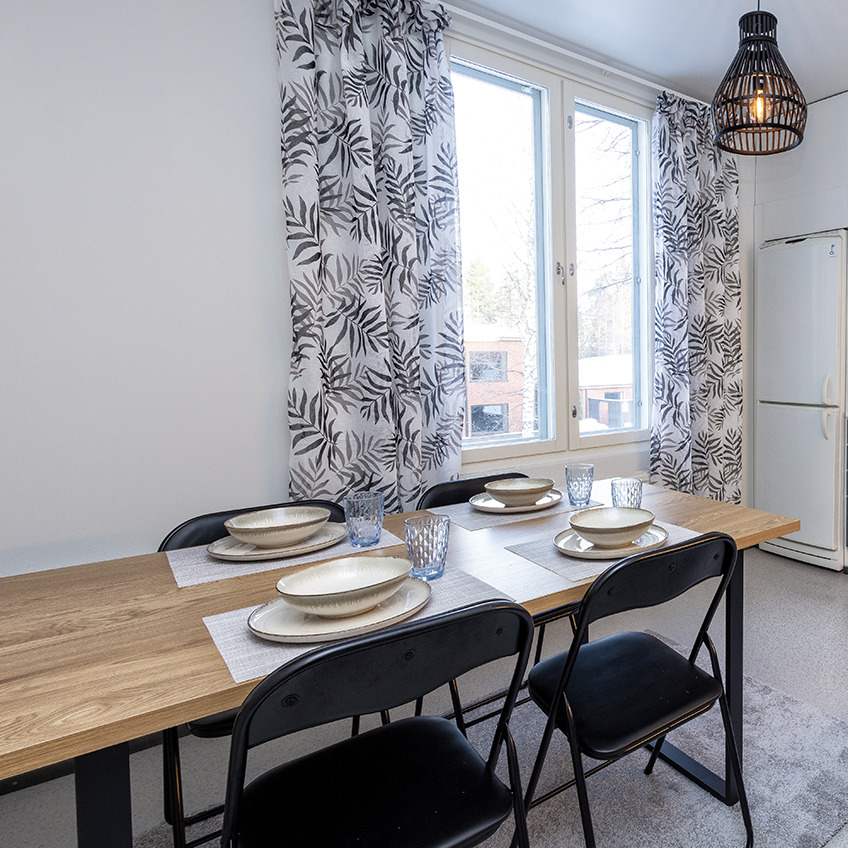 VIUF klapstol, AABENRAA spisebord, SIGBERT glas og FERDUS tallerken Møbleret spisestue med spisebord, stole og køkkendekorationer
