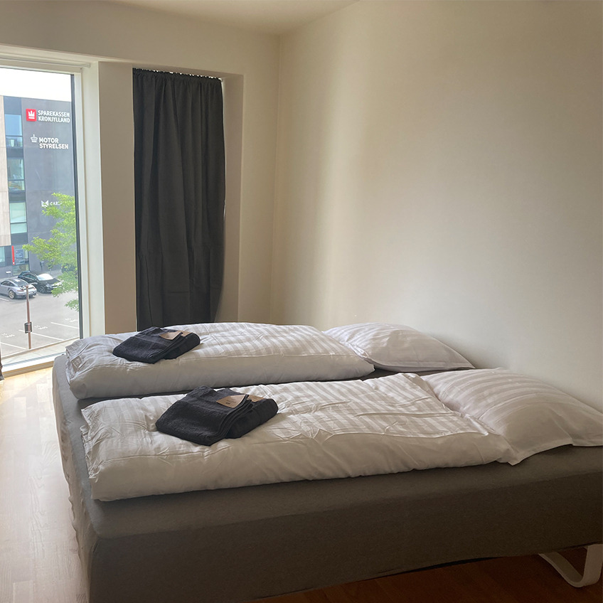 Møbleret soveværelse med senge og gardiner