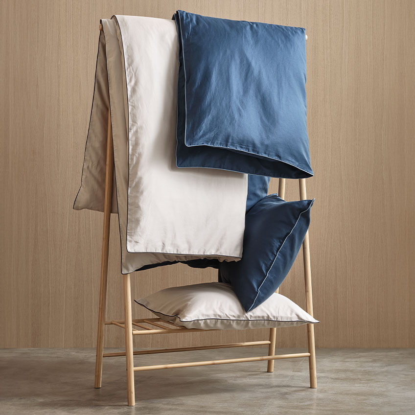 Bambus sengetøj i mørkeblå og beige i lækker bomuldssatin af høj kvalitet