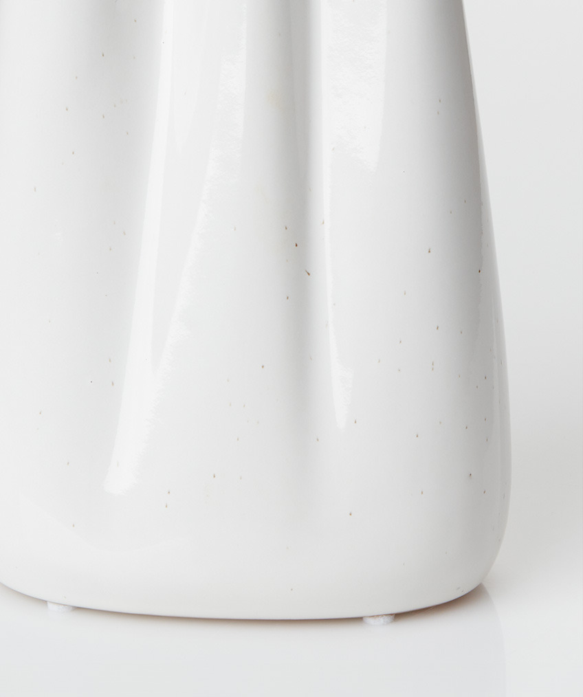 Hvid vase med bløde organiske folder 