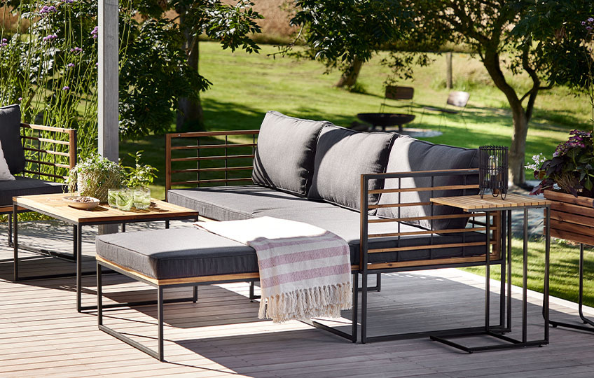 Have loungesofa lavet af massivt akacietræ på terrasse