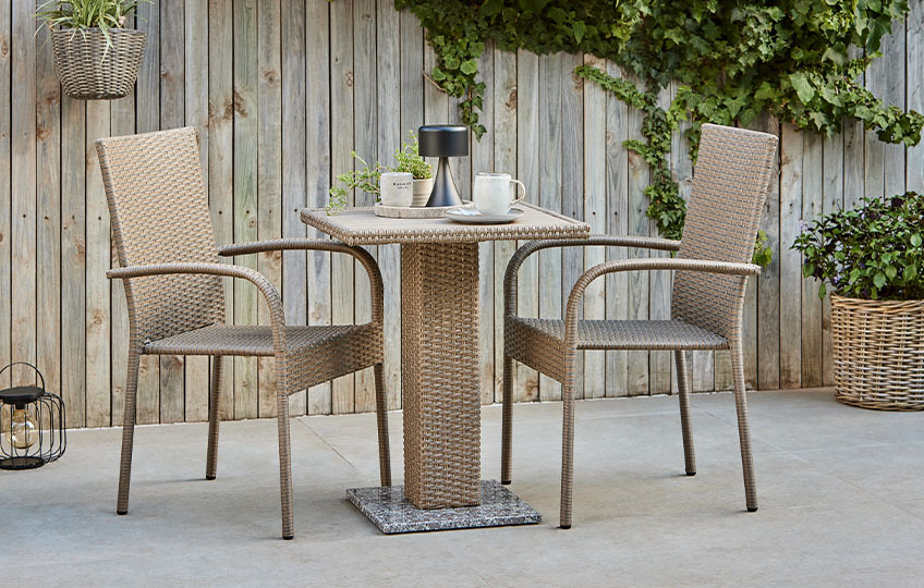 Havemøbler i polyrattan: cafébord og havestole lavet med syntetisk rattan 