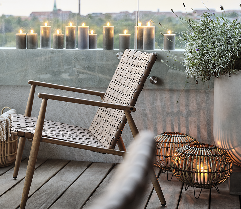Loungestol på terrasse med lanterner