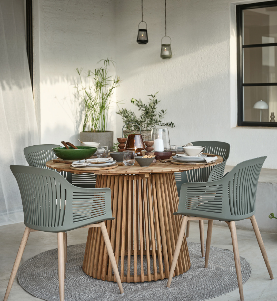 Hyggeligt opdækket havebord med olivengrønne havestole 