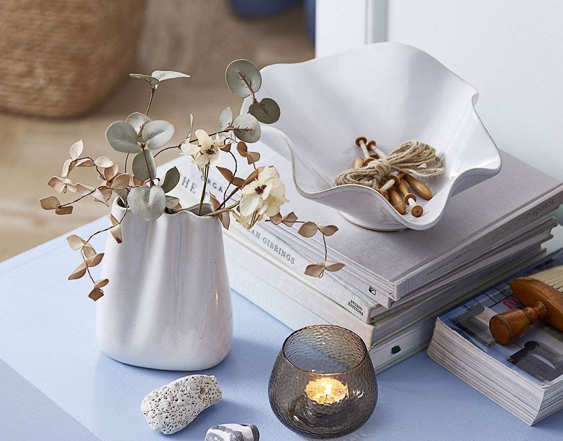 CARLO vase, LAUST kunstig blomst, HILMIR skål og ALLAN fyrfadsstage Stentøjsvase med kunstig blomst, hvid skål og fyrfadsstage
