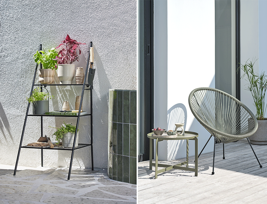 En loungestol på en altan og en plantestige med krukker og vaser