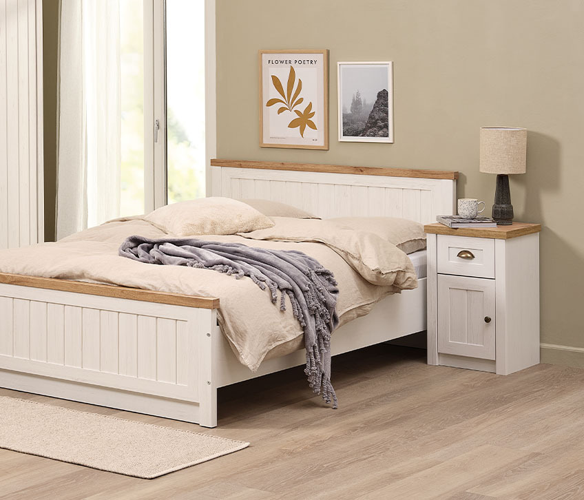 Møbler til opbevaring i soveværelset inkluderer en sengeramme samt et natbord med skab og skuffe 