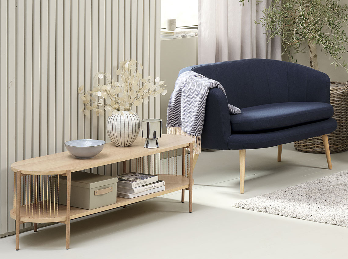 Lyst SNESLEV TV-bord og GISTRUP sofa Stue med lyst TV-bord