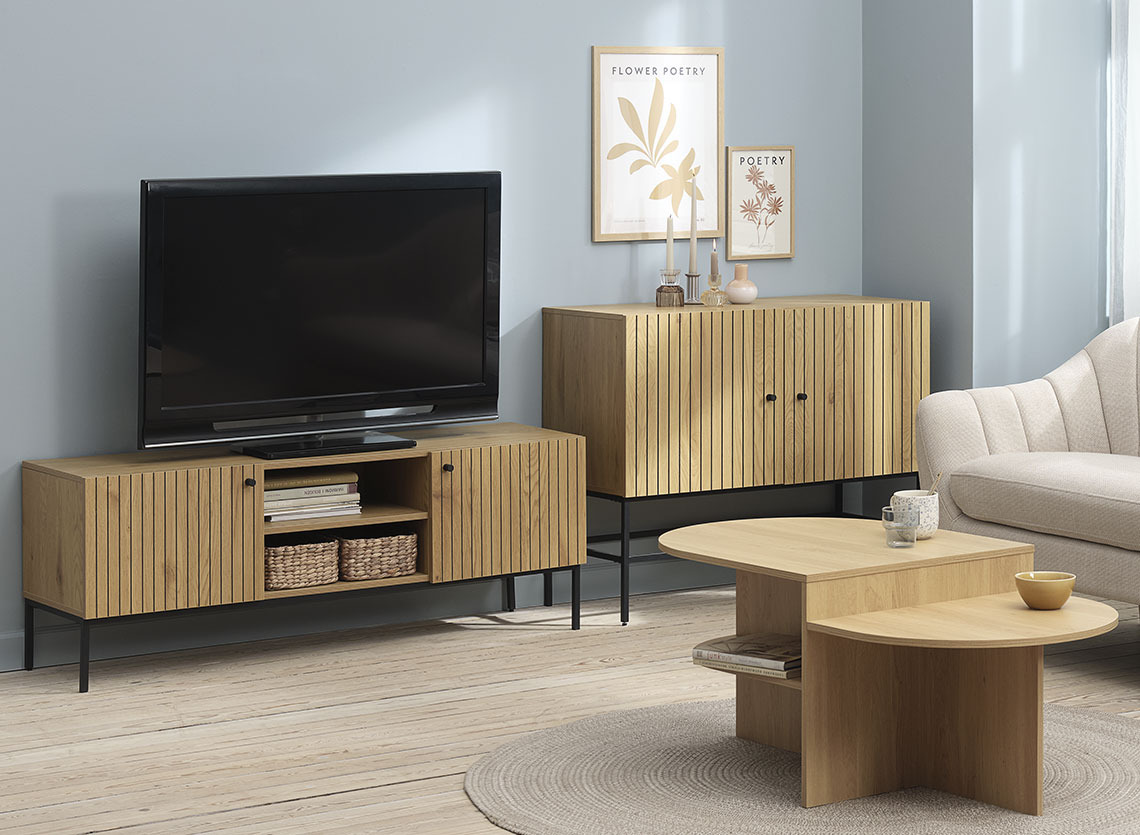 HEMDRUP TV-bord, EGEDAL sofa og LISBJERG sofabord TV-bord med TV i stue med sofa, sofabord og skænk
