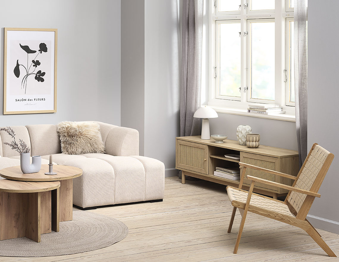 TV-bord med opbevaring, sofa, sofaborde og lænestol i stue