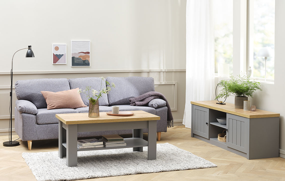 MARKSKEL TV-bord, MARKSKEL sofabord og GEDVED sofa Stue med TV-bord på sokkel ved siden af sofa og sofabord