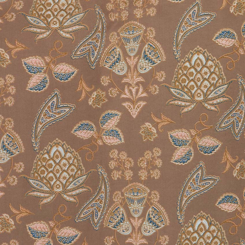 Sengesæt med klassisk paisley mønster i brun, orange og blå farvepalet 