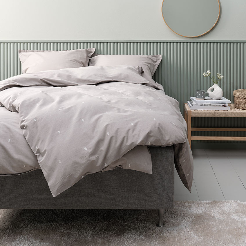 Lysegråt sengesæt eller bomuldssengetøj inkl. pudebetræk på seng i soveværelse