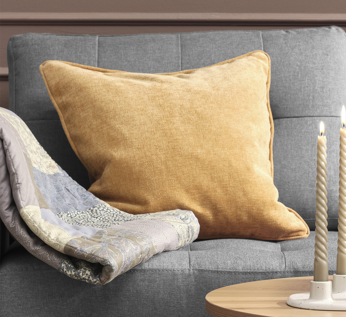 HORNFIOL pyntepude fås i flere farver Sofa med gul pude i chenille
