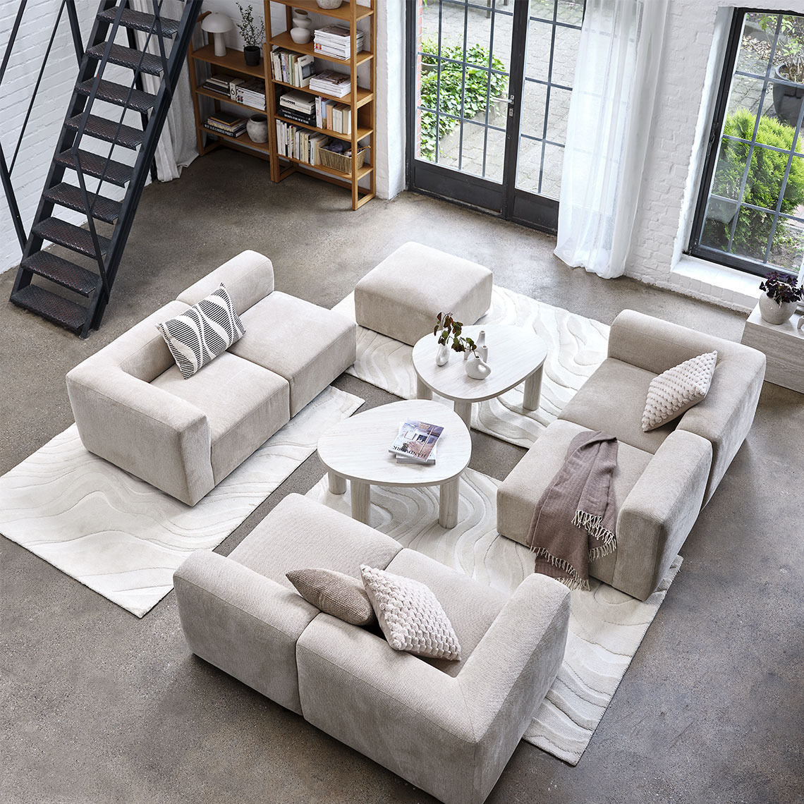 Beige modulsofa separeret i forskellige moduler i en stue