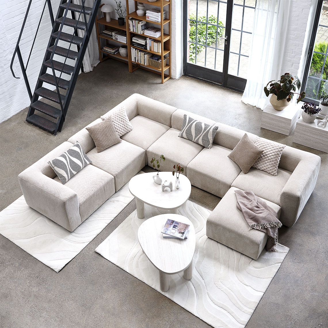 Beige modulsofa konfigureret som en U-form i en stue