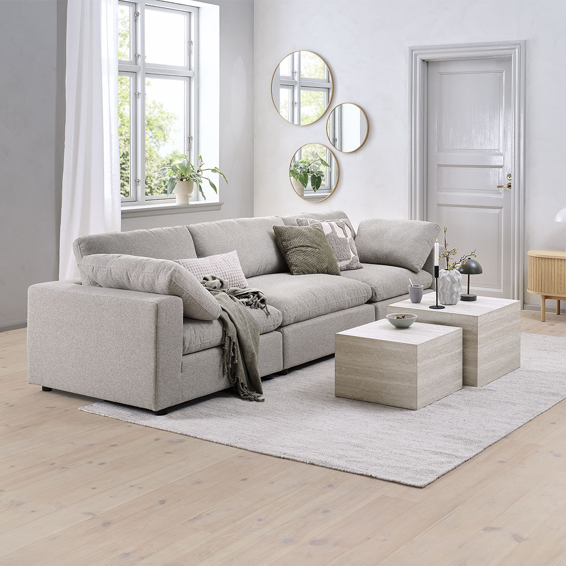 Beige modulsofa konfigureret som en 3-personers sofa i en stue med sofabord