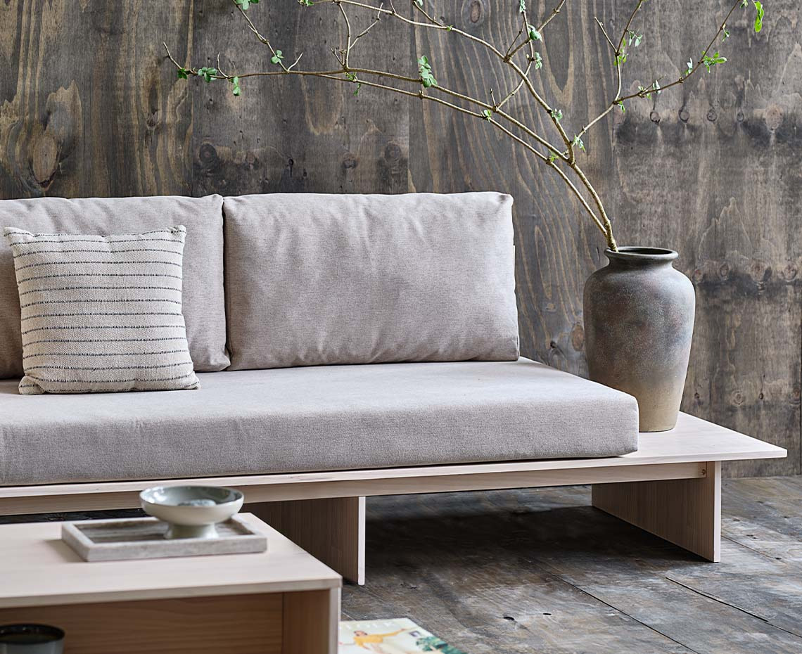 Japandi daybed i massiv fyrretræ med beige hynder