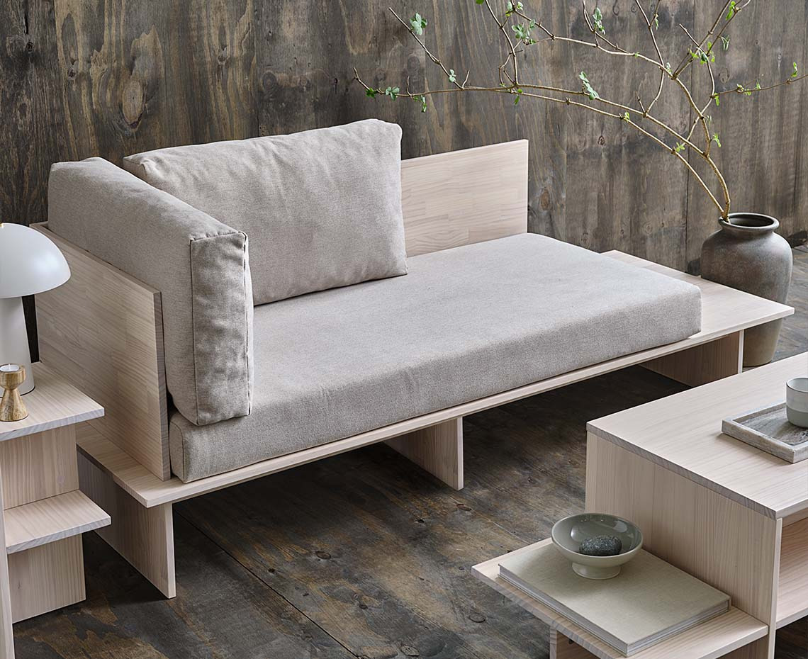 Massiv fyrretræ daybed i Japandi-stil med beige hynder