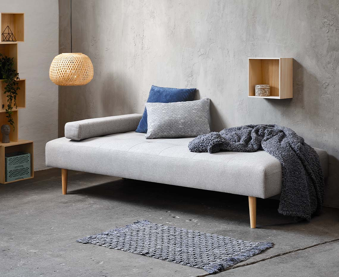 Moderne daybed i lysegrå og stilrent design