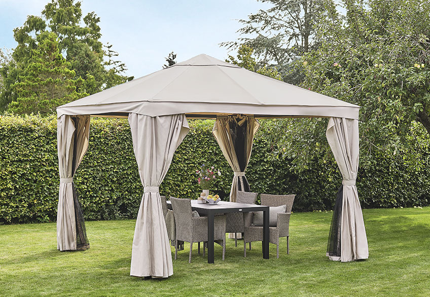 NORDMARKA pavillon Beige pavillon i en have med havebord og havestole
