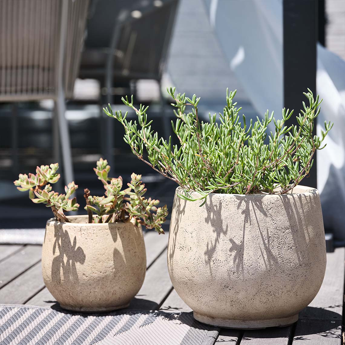 JERPE havekrukker i fiberler, der kan købes som et sæt 2 havekrukker i fiberler med planter på terrasse