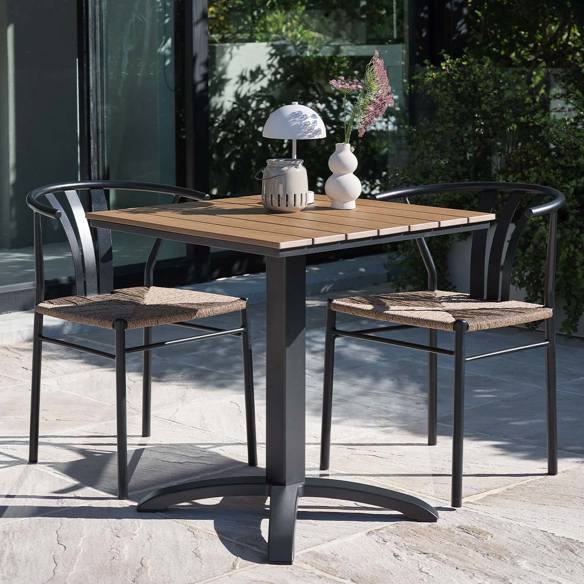 HOBRO cafébord og TAGMARK havestole, der begge er vedligeholdelsesfri Vedligeholdelsesfrit havebord og havestole i moderne stil på terrasse