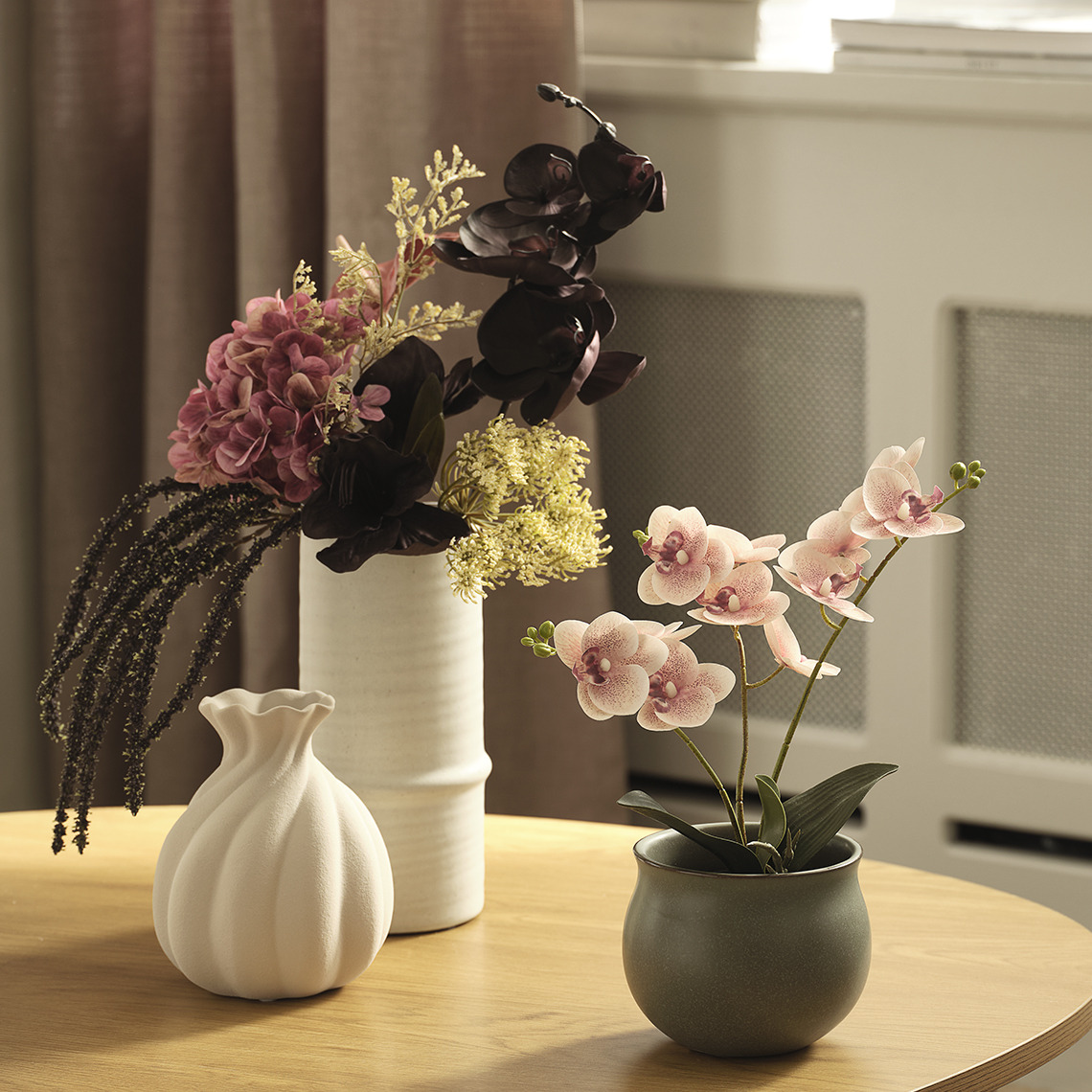 Kunstige blomster præsenteret i vase i en stue 
