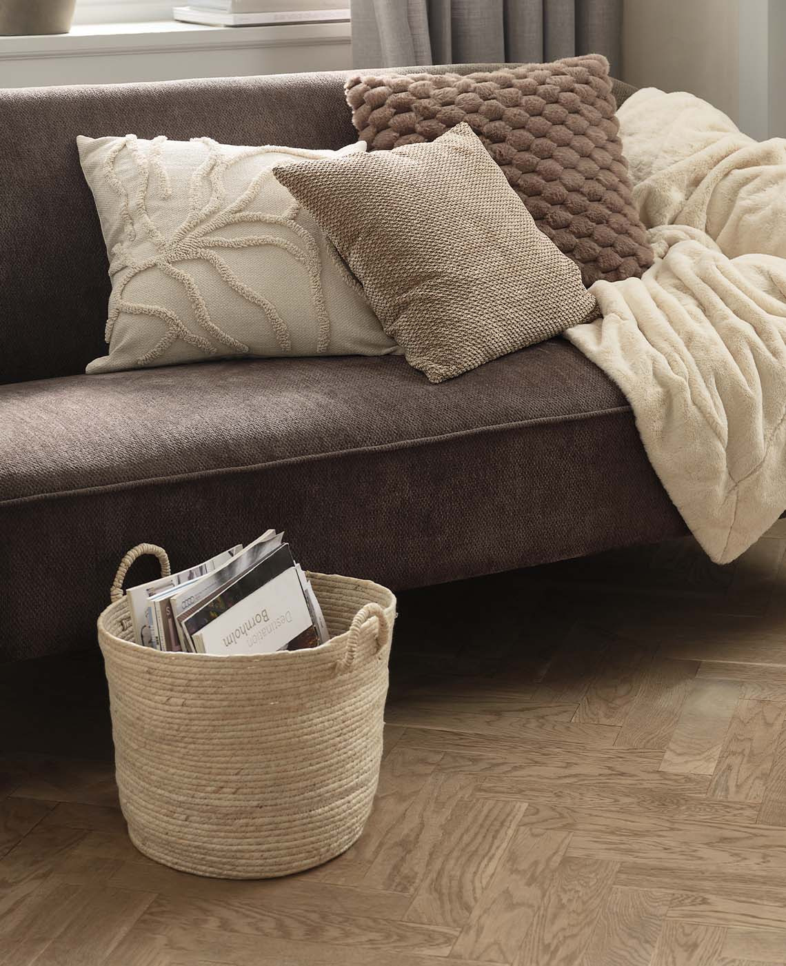 JUSTIN kurven er fremstillet af majsblade En kurv fremstillet af majsblade i en naturlig beige farve