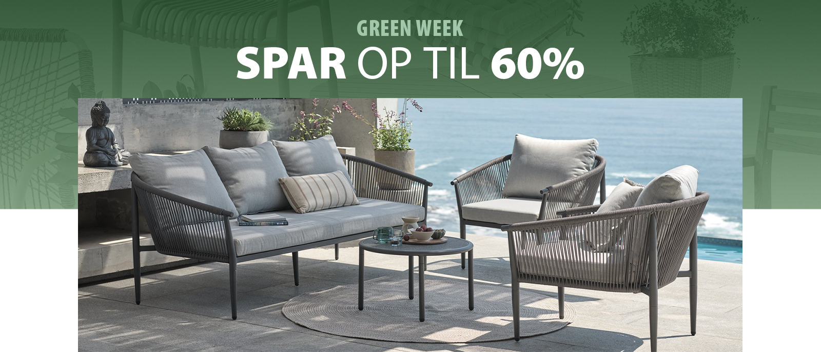 Loungesæt med sofa, to stole og et bord ved havet