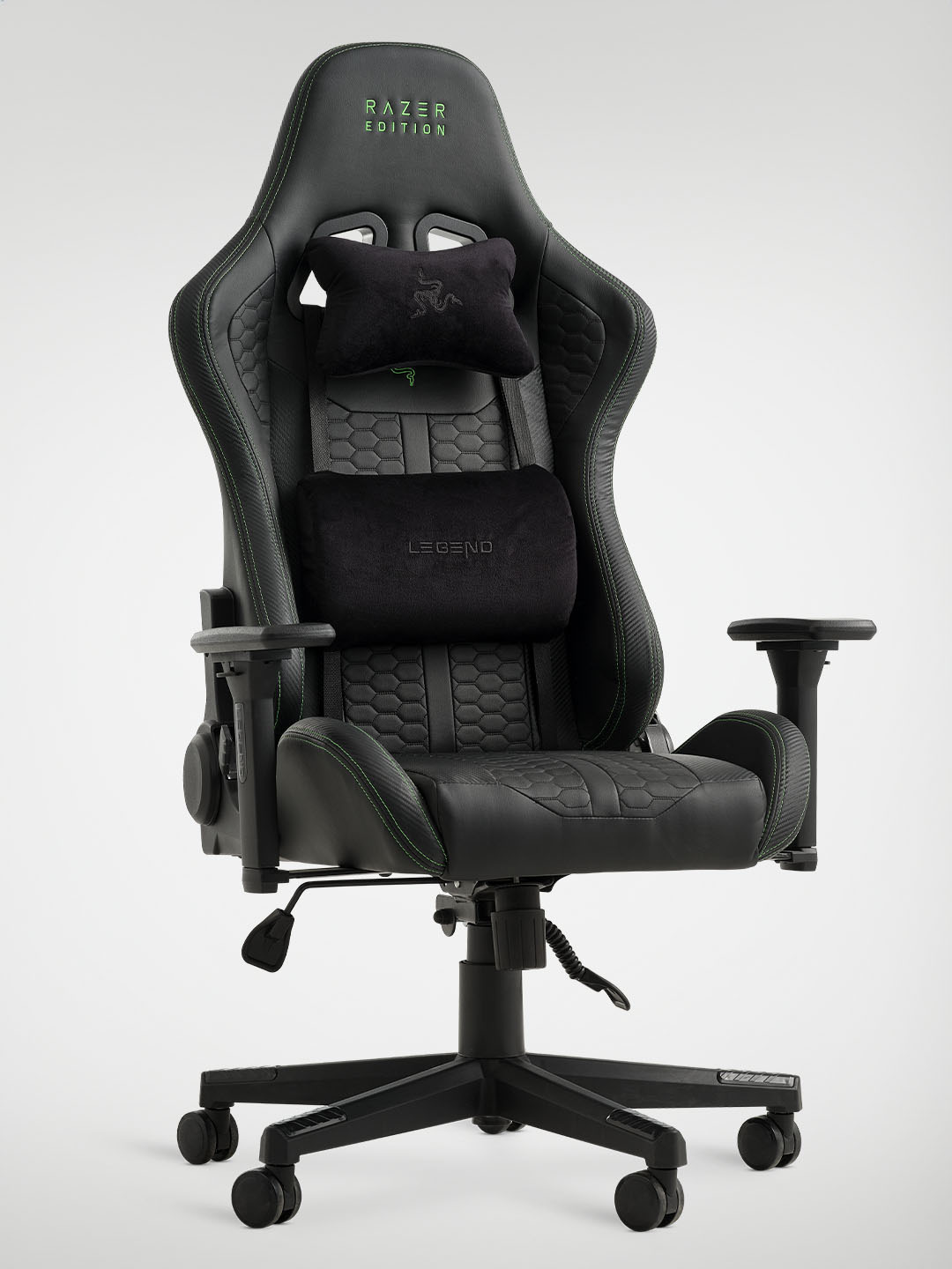 TYPE Z – RAZER EDITION™ BY LEGEND gamerstol En sort Razer gamerstol har et højt ryglæn, justerbare armlæn og bløde hynder for ergonomisk støtte og komfort.
