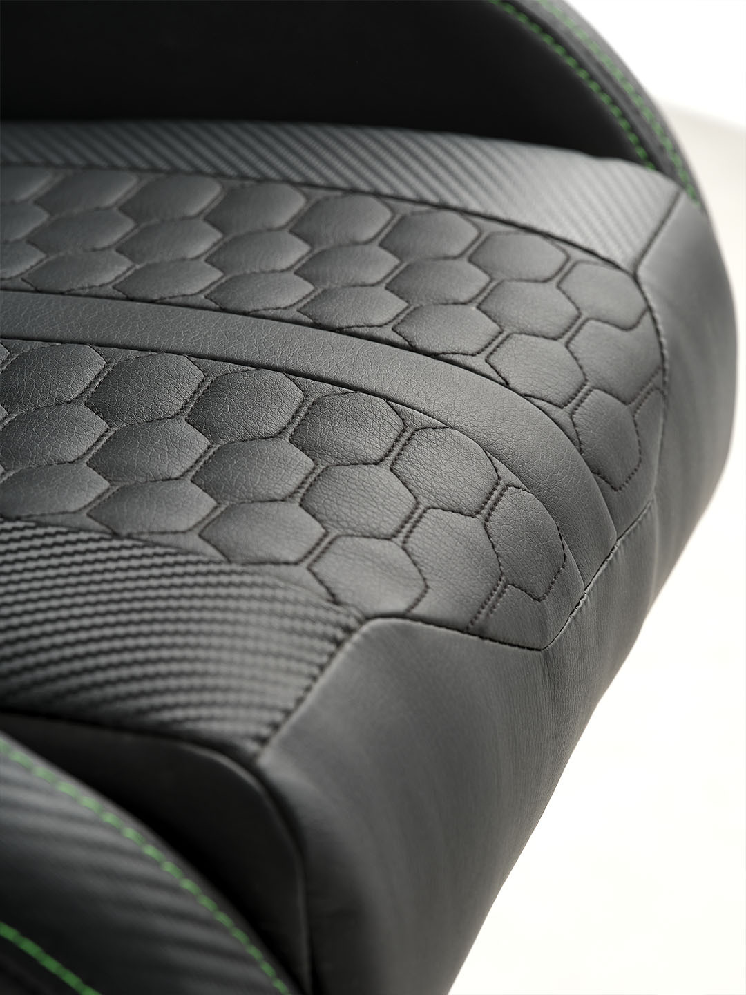 TYPE Z – RAZER EDITION™ BY LEGEND gamerstol Sort Razer gamerstolsæde med et hævet sekskantmønster og detaljer i kulfiber.