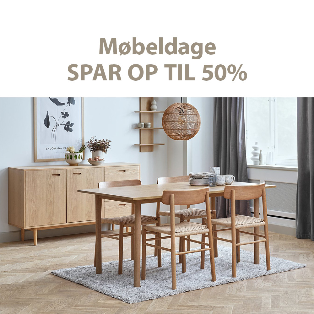 Lys spisestue med spisebord, spisebordsstole og skænk i lyst træ