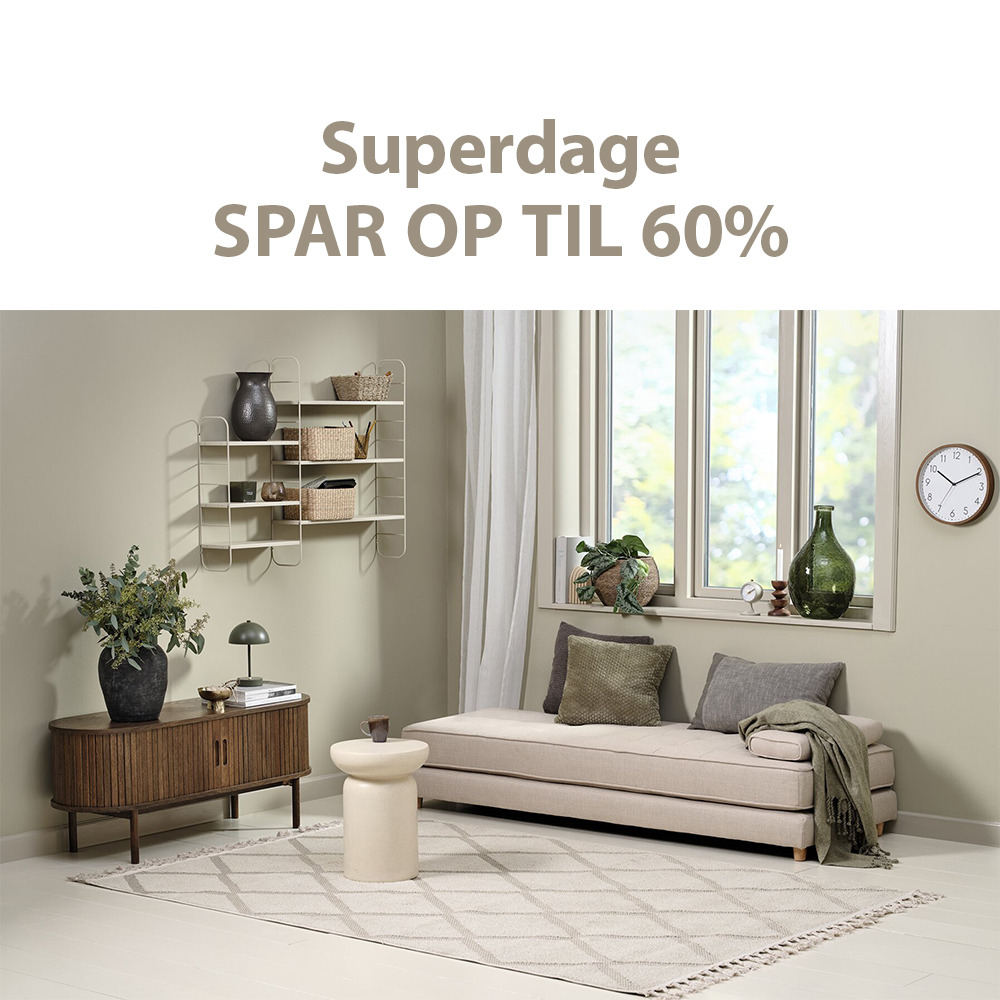 Lys dagligstue med daybed of sofabord i lyse farver samt TV-bord i mørkt træ