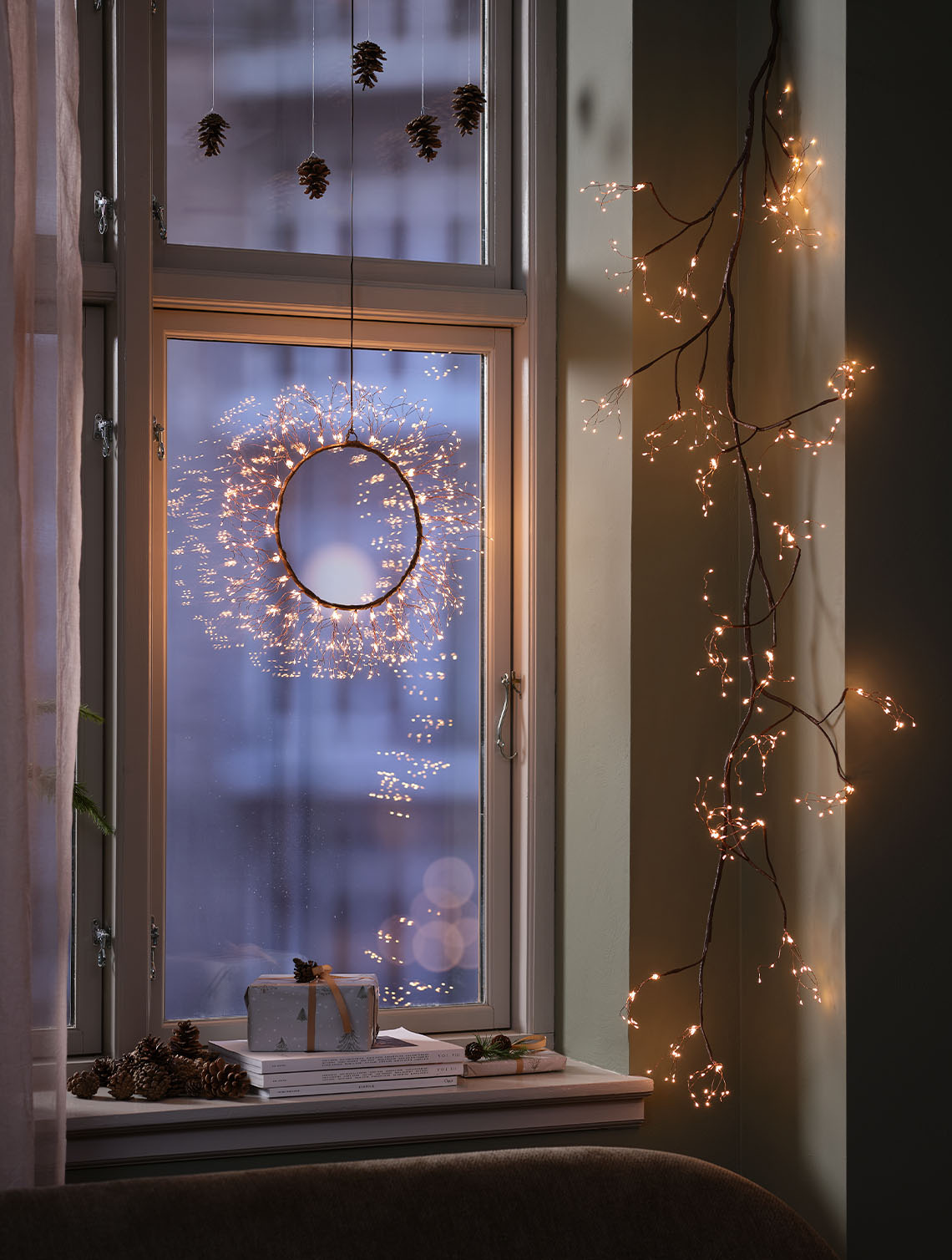 PYROP julekrans med indbygget timer Julekrans, der oplyser et vindue i et hjem