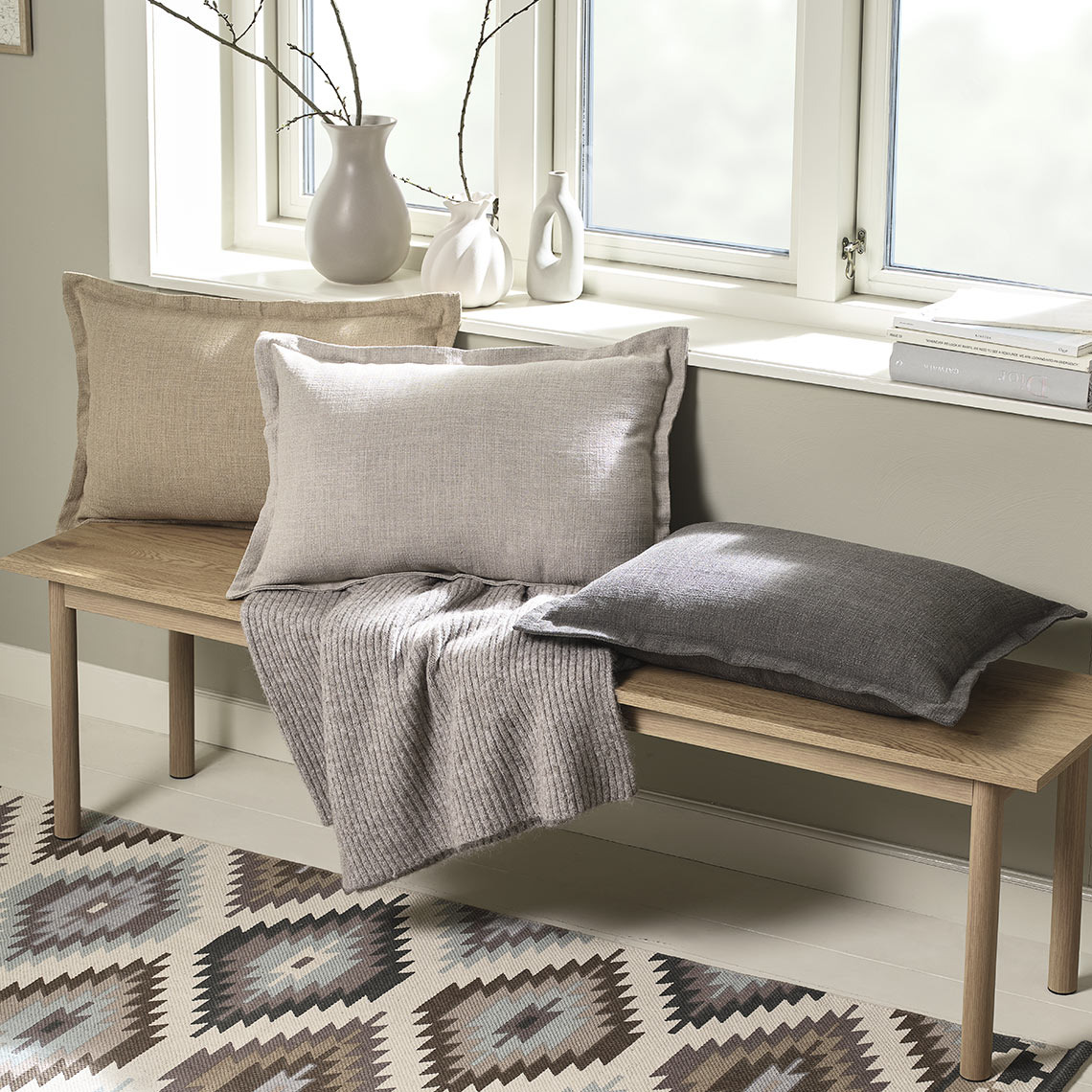 NATTVIOL pudebetræk er tilgængelige I brun, beige og latte Bænk med puder i forskellige farver