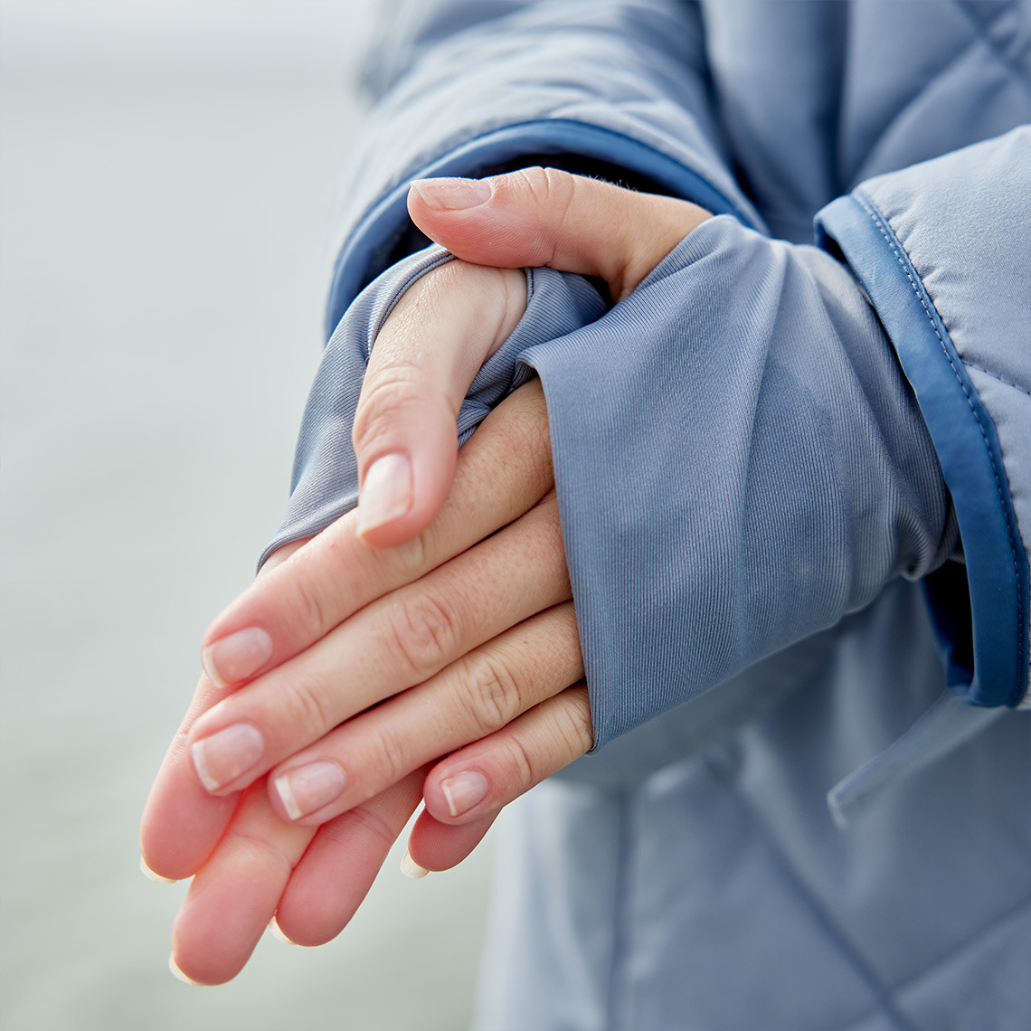 OSBY har ekstra lange ærmer, der kan dække dine hænder og holde dem varme De forlængede ærmer i vinterbadekåben hjælper dig med at holde hænderne varme, mens du stadig har fingrene fri