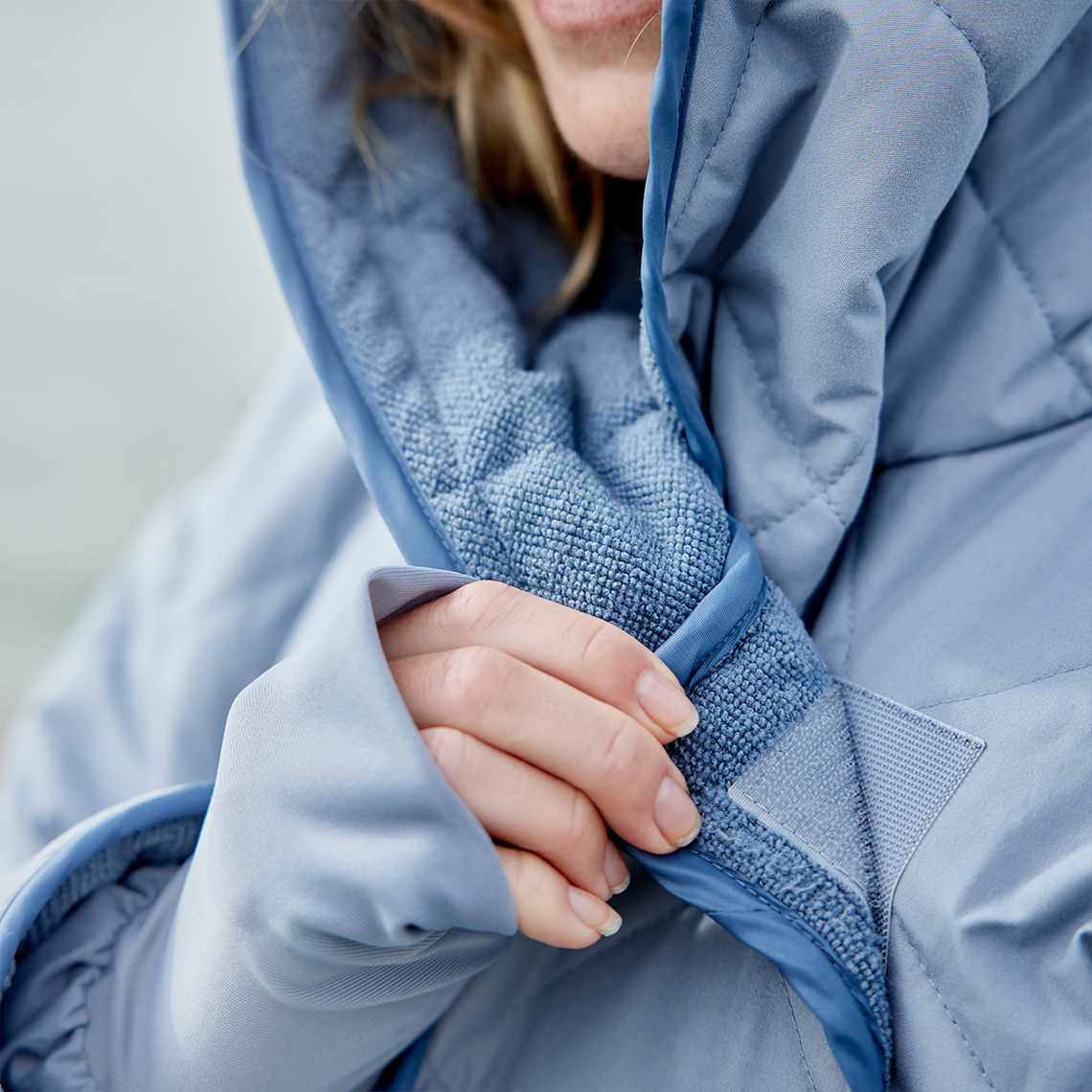 OSBY har burrebåndslukning på fronten, så du nemt kan holde varmen Badekåbe til vinterbadning med burrebåndslukning, så du nemt kan holde varmen