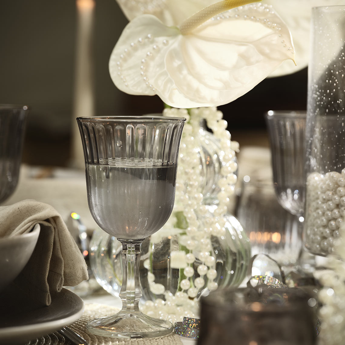 FRIDOLIN vinglas Vinglas på et dækket bord