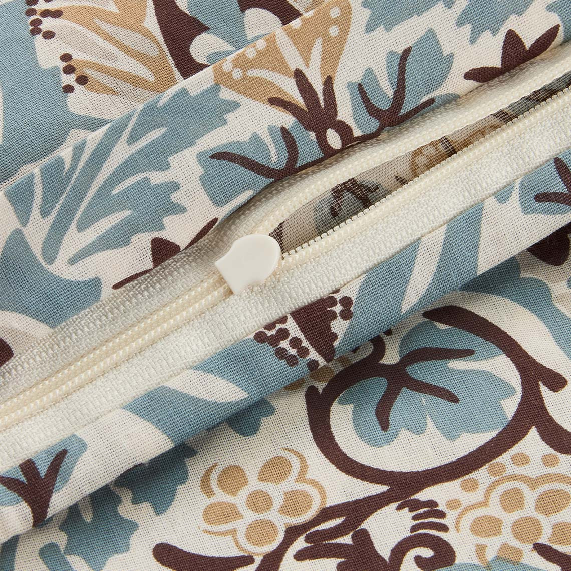 Art deco-inspireret sengetøj i pastelblå og brune farver