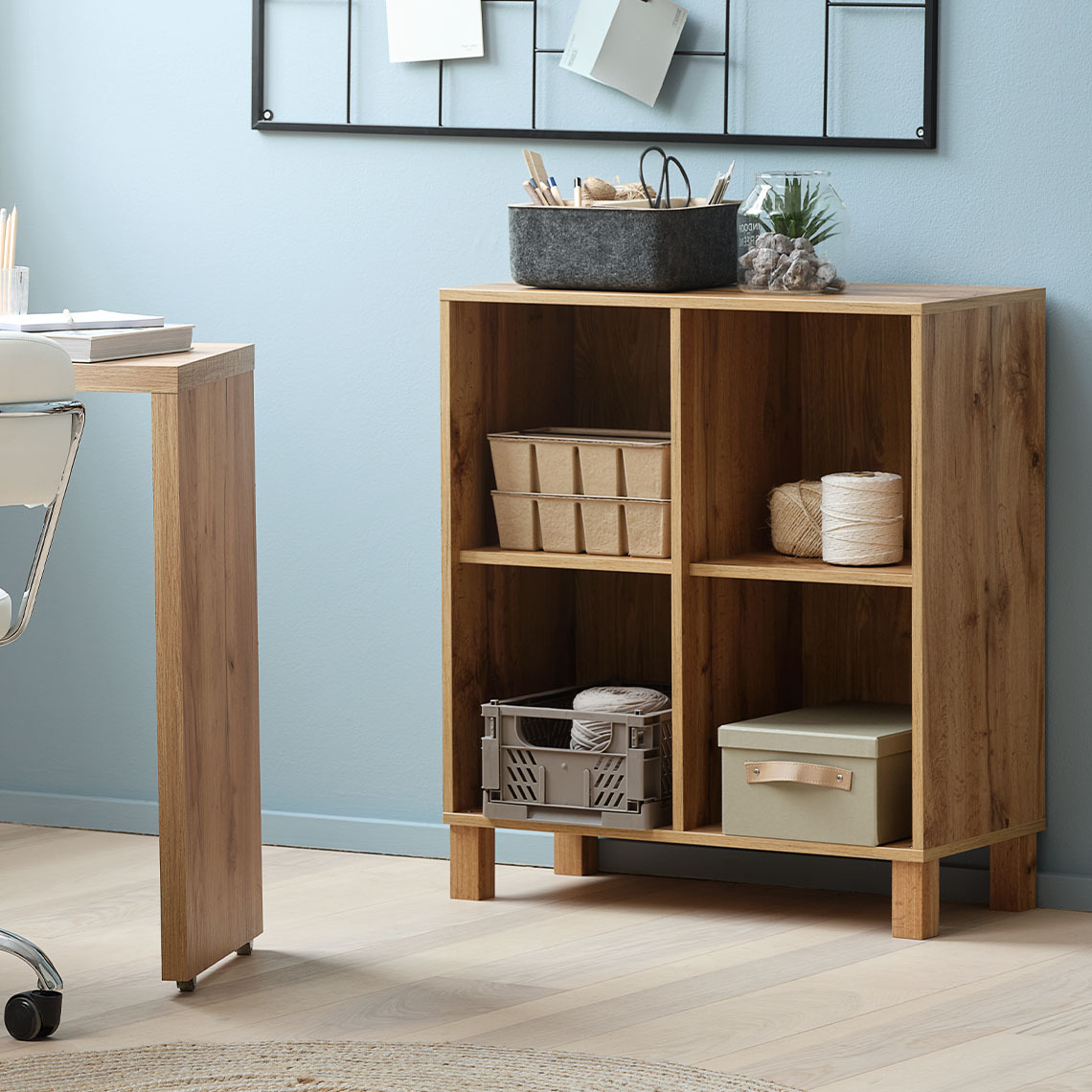 SKALS vægmodul med 4 rum Modulær vægopbevaringsenhed med fire rum, stående på gulvet med matchende ben